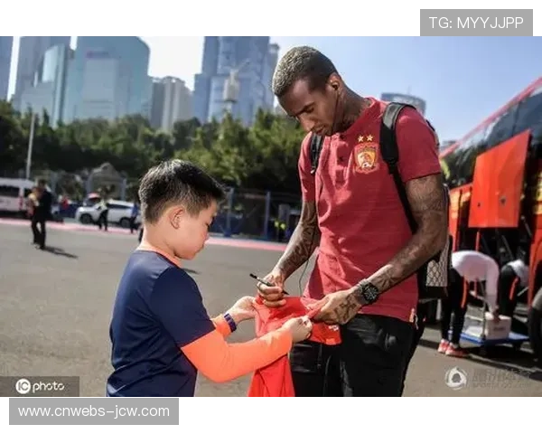 场边小球迷举牌获回应，球员赛后签名互动